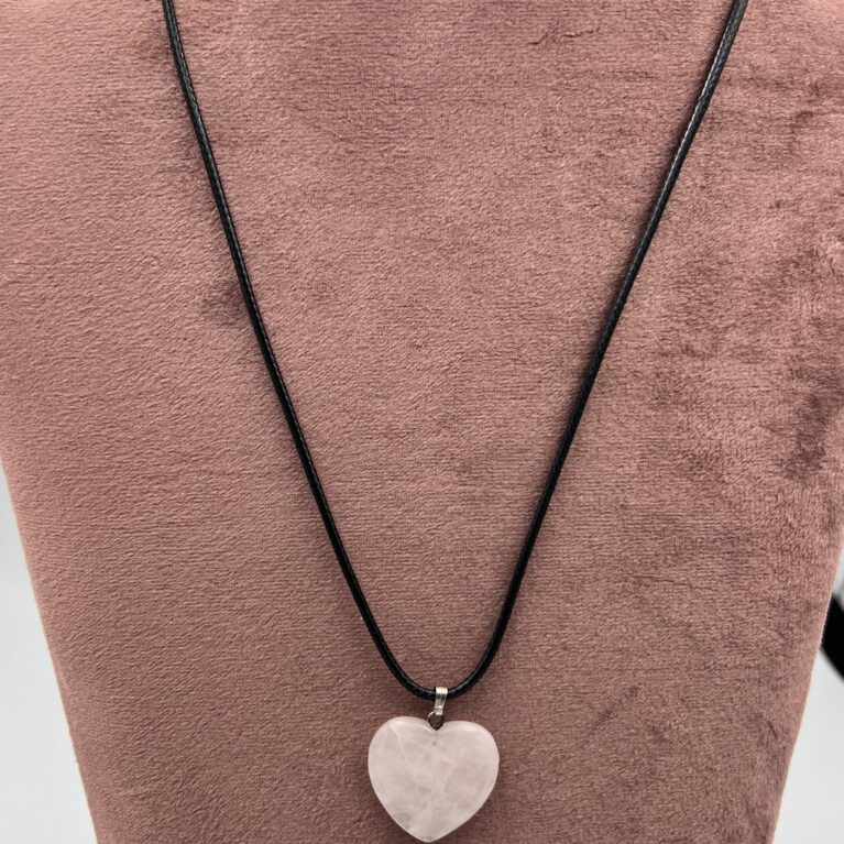 Calciet hartje hanger met zwarte koord ketting