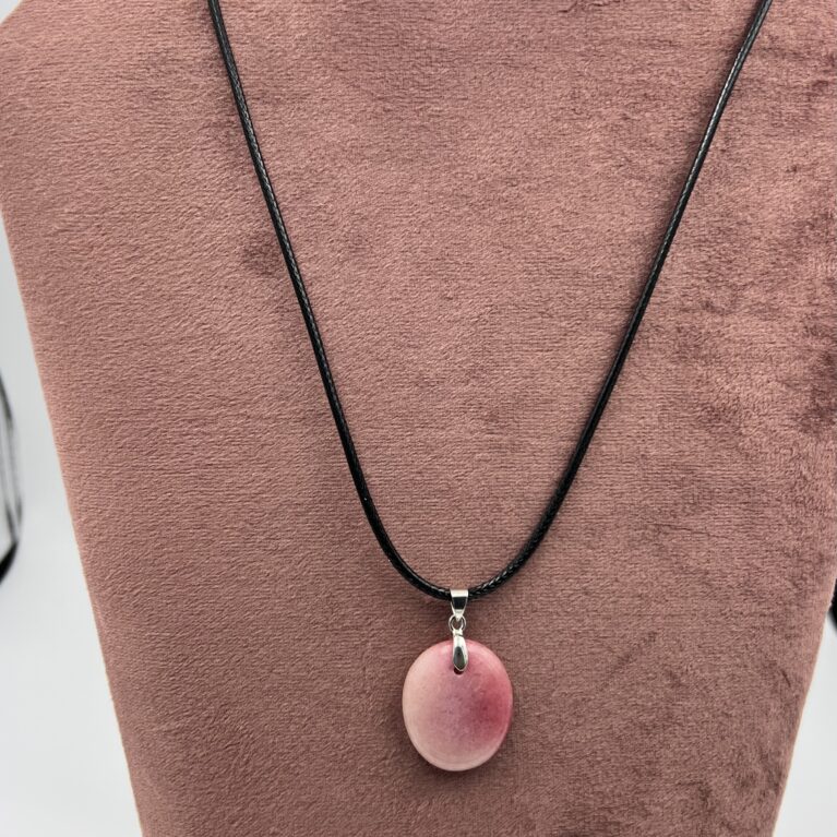 Calciet hartje hanger met zwarte koord ketting