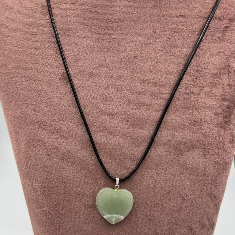 Calciet hartje hanger met zwarte koord