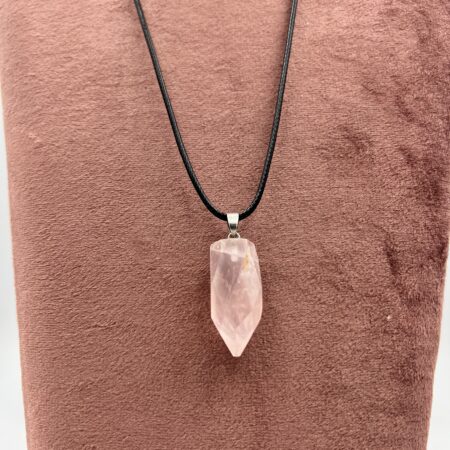 Rozenkwarts hanger met zwarte koord ketting
