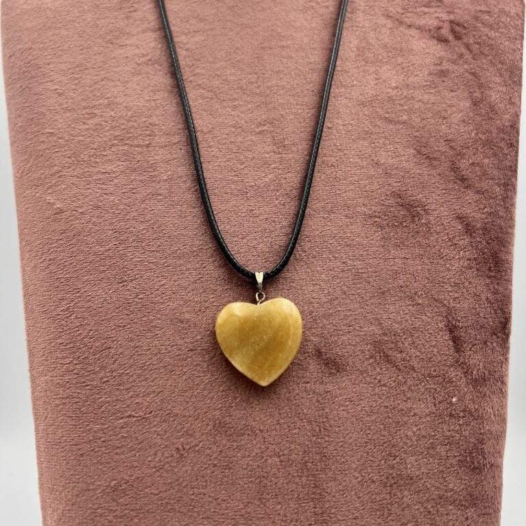 Calciet hartje hanger met zwarte koord ketting